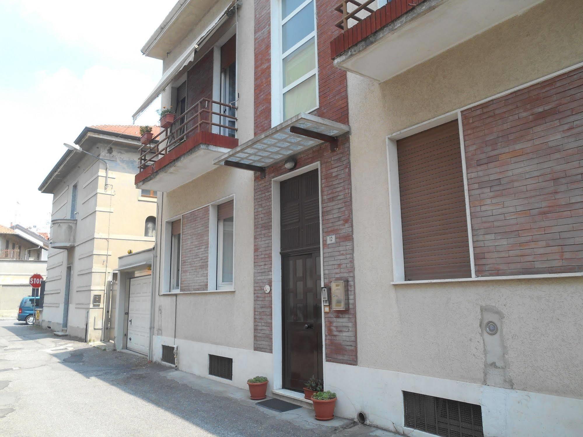 Le Rose Malpensa Bed & Breakfast Бусто Арсицио Екстериор снимка